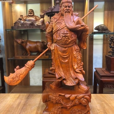 Tượng Quan Công xách đao gỗ hương liền khối 60x24x18cm